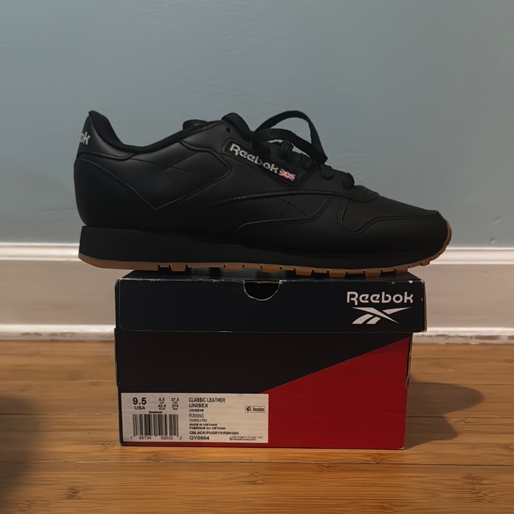 Brand New , never worn Reebok Men's black Classic